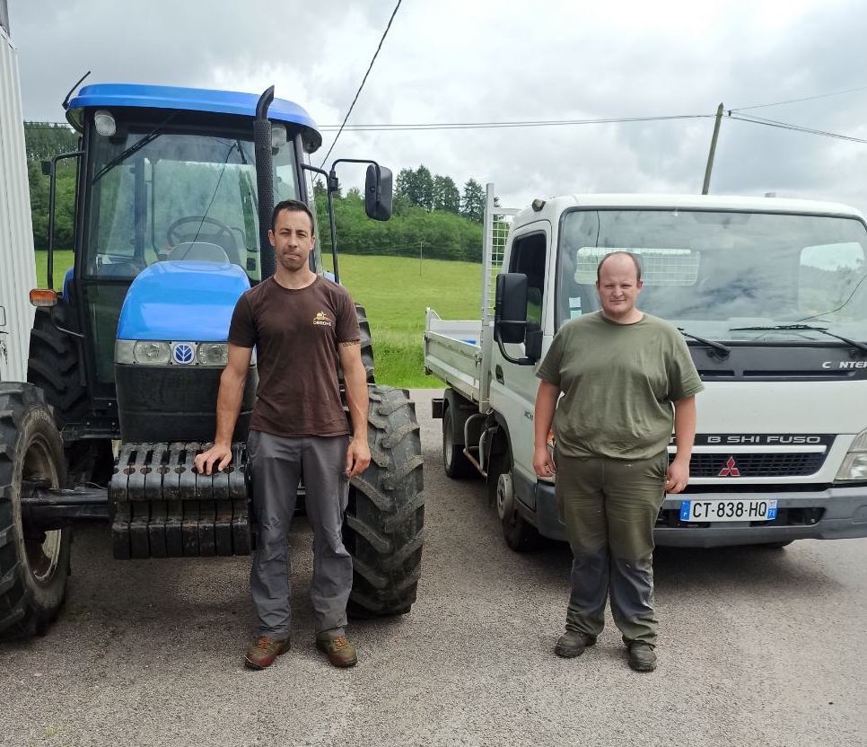 Les deux cantonniers devant le tracteur et le camion